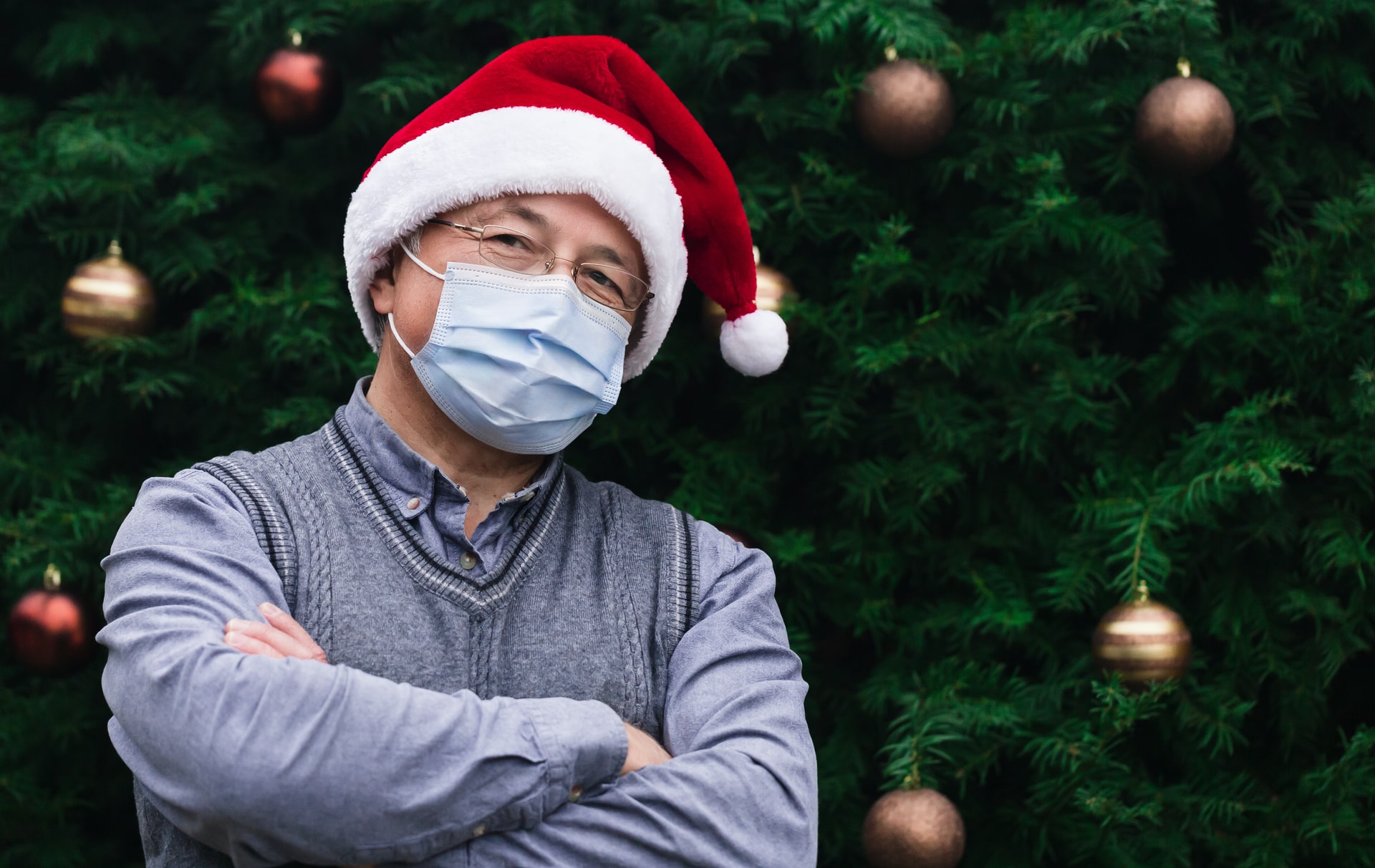 Man in Santa hat wearing a mask